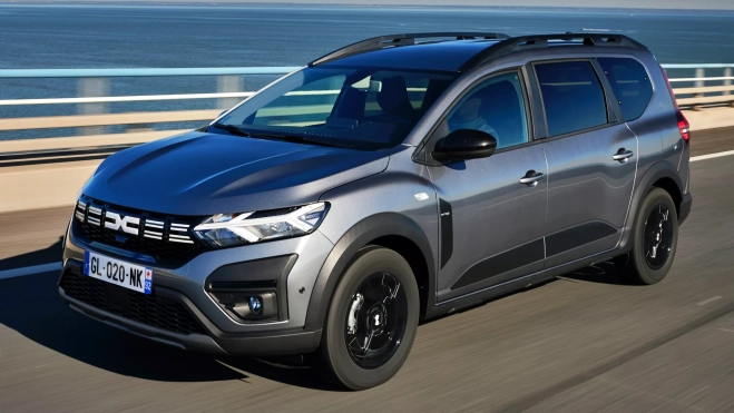Tiene soluciones estéticas de SUV, pero es más bien un familiar del segmento B con una carrocería muy estirada. Tiene soluciones estéticas de SUV, pero es más bien un familiar del segmento B con una carrocería muy estirada.