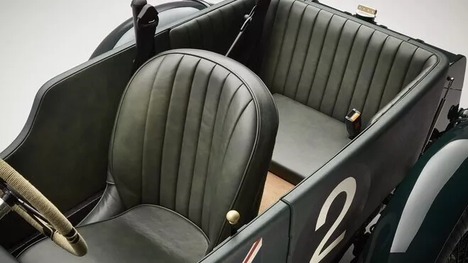 El interior del Bentley Blower Jnr dispone de 2 plazas en hilera para poder dar habitabilidad a 2 personas.