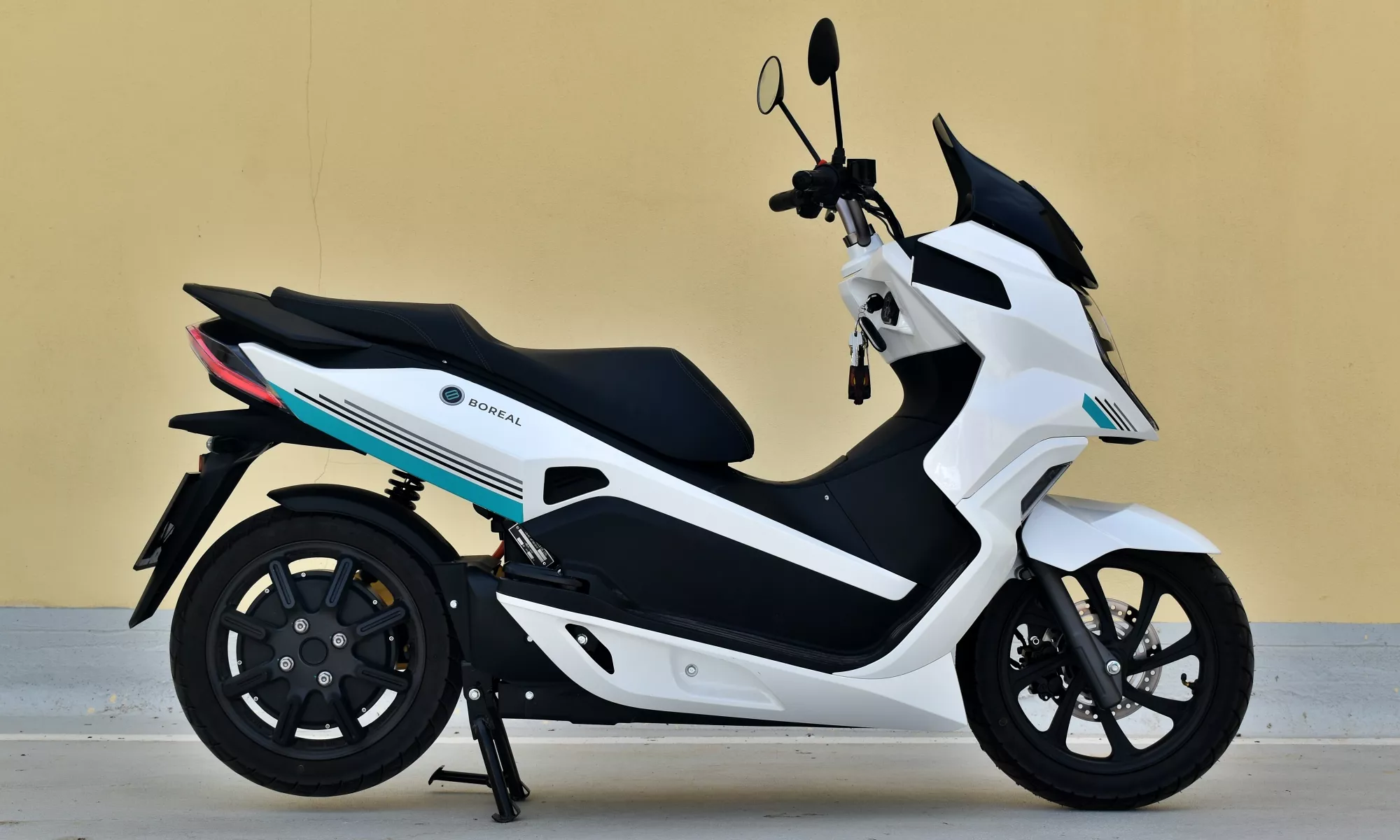 Es un scooter urbano de tipo GT cuyo consumo costará prácticamente nada al cabo de cada día./ FOTO: Híbridos y Eléctricos.