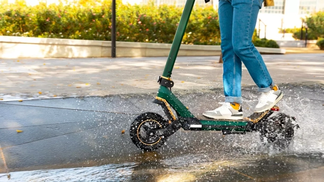 Jeep lanza un patinete eléctrico todoterreno: perfecto para trayectos por  el campo