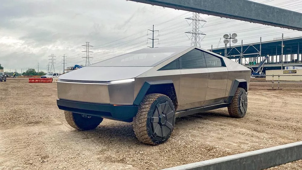 La camioneta Tesla Cybertruck ha sido filtrada en multitud de ocasiones durante pruebas que se han realizado en su desarrollo.
