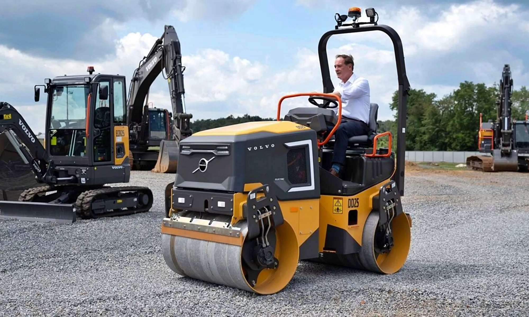 La Volvo CE DD25 eléctrica es una compactadora pequeña de 2,8 toneladas.