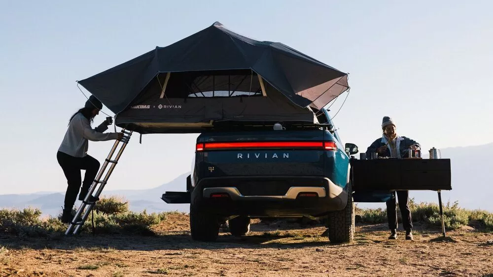 Rivian estaría pensando en incluir una cocina portátil que sería instalada en el techo de sus modelos R1T y R1S.