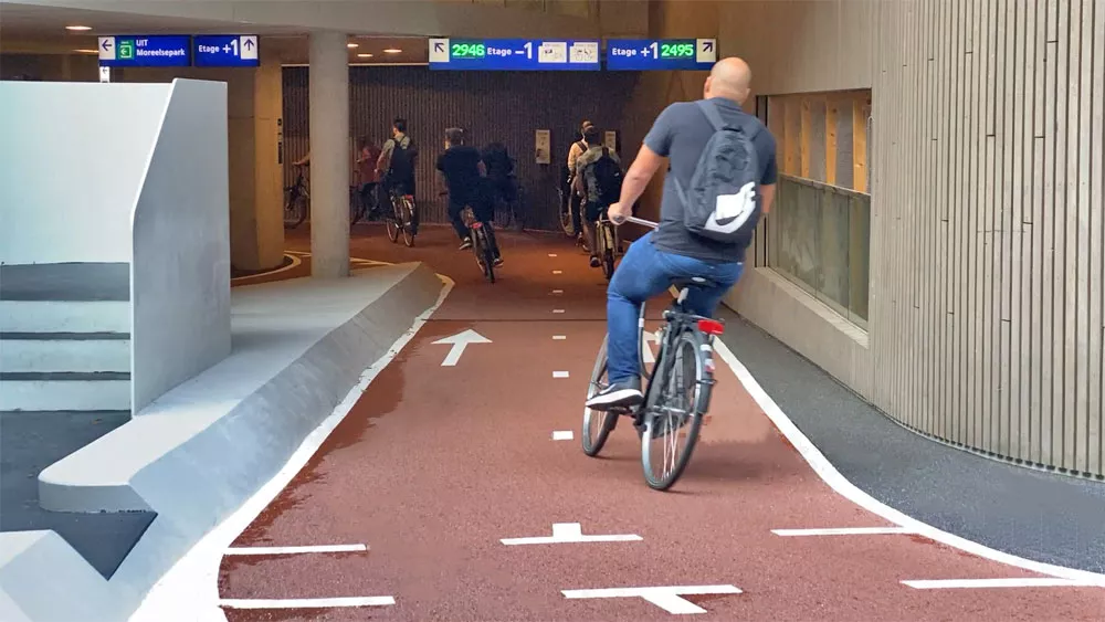 El parking de bicicletas más grande del mundo se encuentra en Utrecht y llama la atención por contar con 13.500 plazas de aparcamiento.