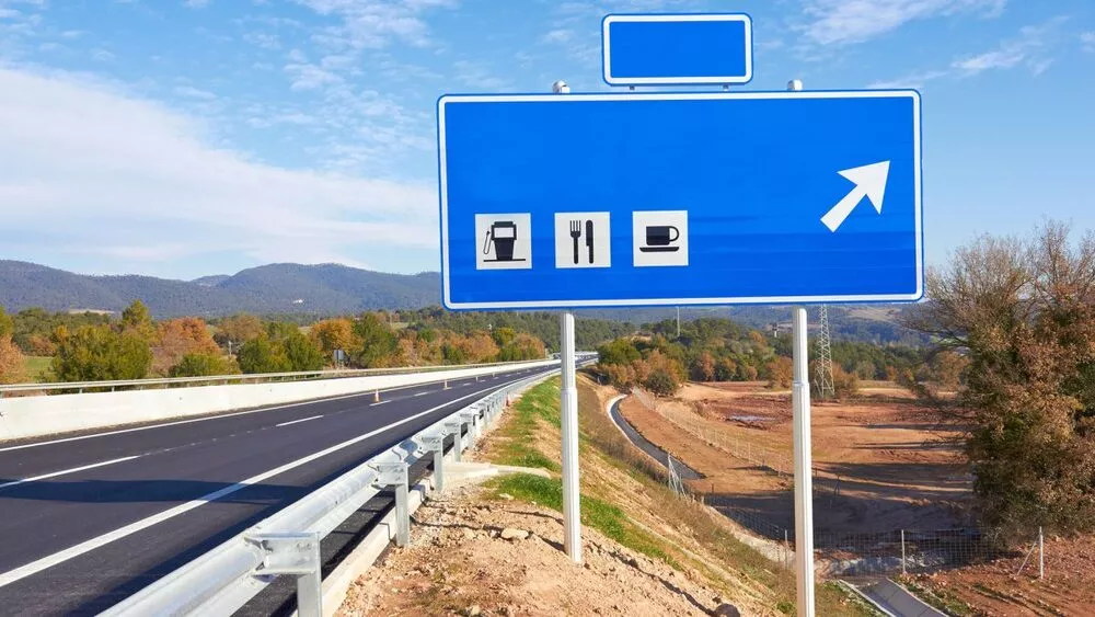 Puesto de gasolinera en autopista situado en la propia vía debido a la señalización en color azul.