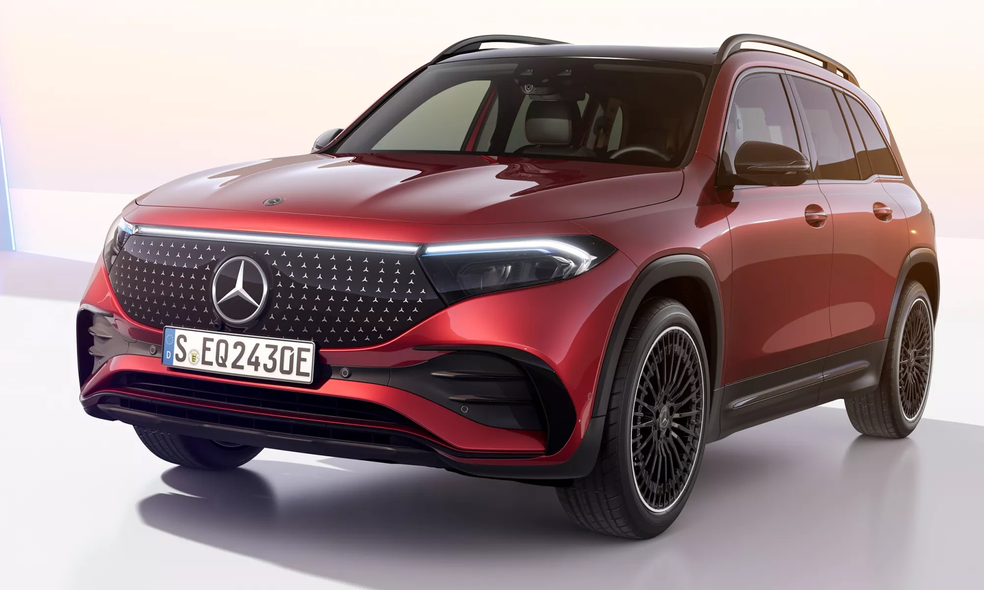 El Mercedes EQB 2024 recibe sutiles cambios en el diseño exterior.