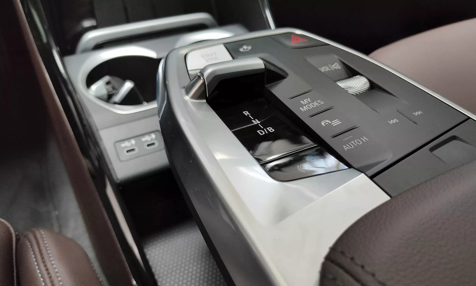 Muchos coches eléctricos de última generación solo ofrecen conectores USB-C para la conexión de teléfonos móviles.