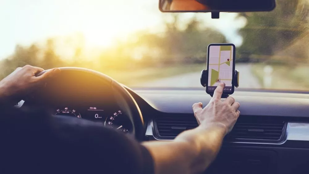 El uso del GPS en el coche sigue siendo popular debido a la antigüedad del parque automovilístico en España. sí debes instalarlo para que no te multen.