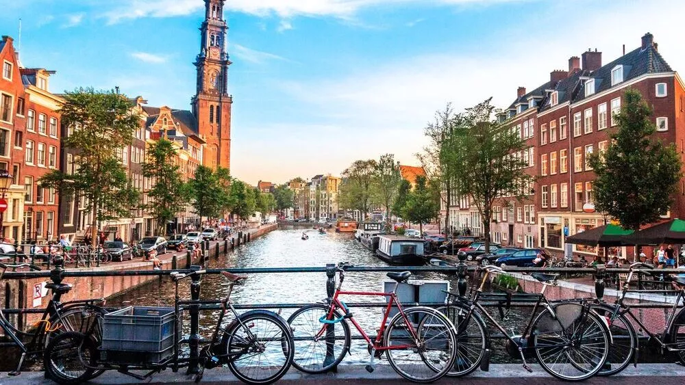 Ámsterdam es conocida como una de las grandes capitales de las bicicletas debido a la buena infraestructura que hay.