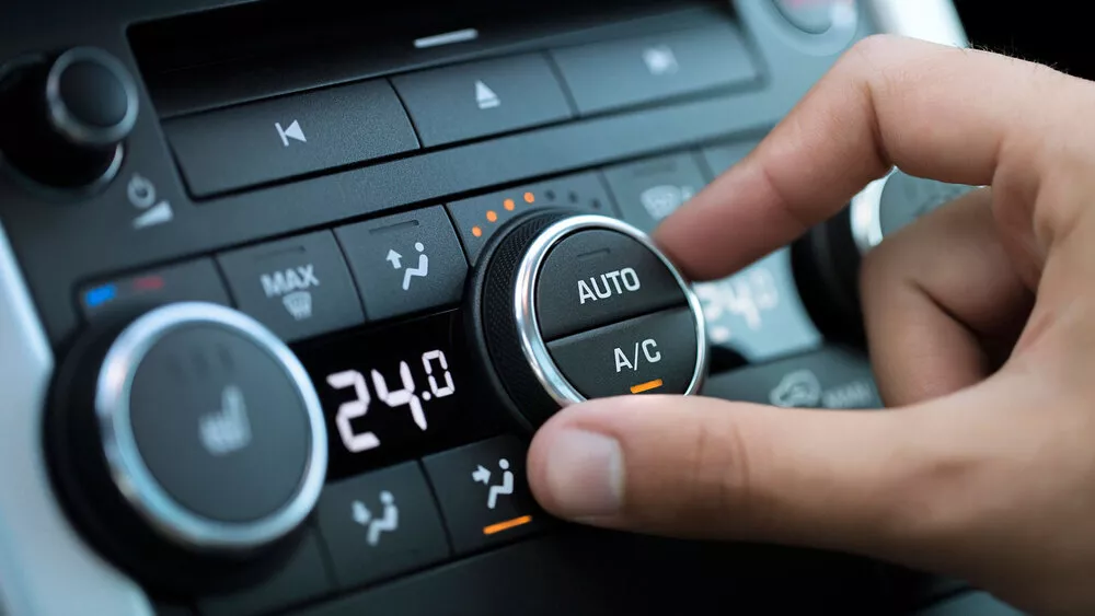 El correcto funcionamiento del aire acondicionado en el coche permite mejorar la concentración del conductor en la carretera.