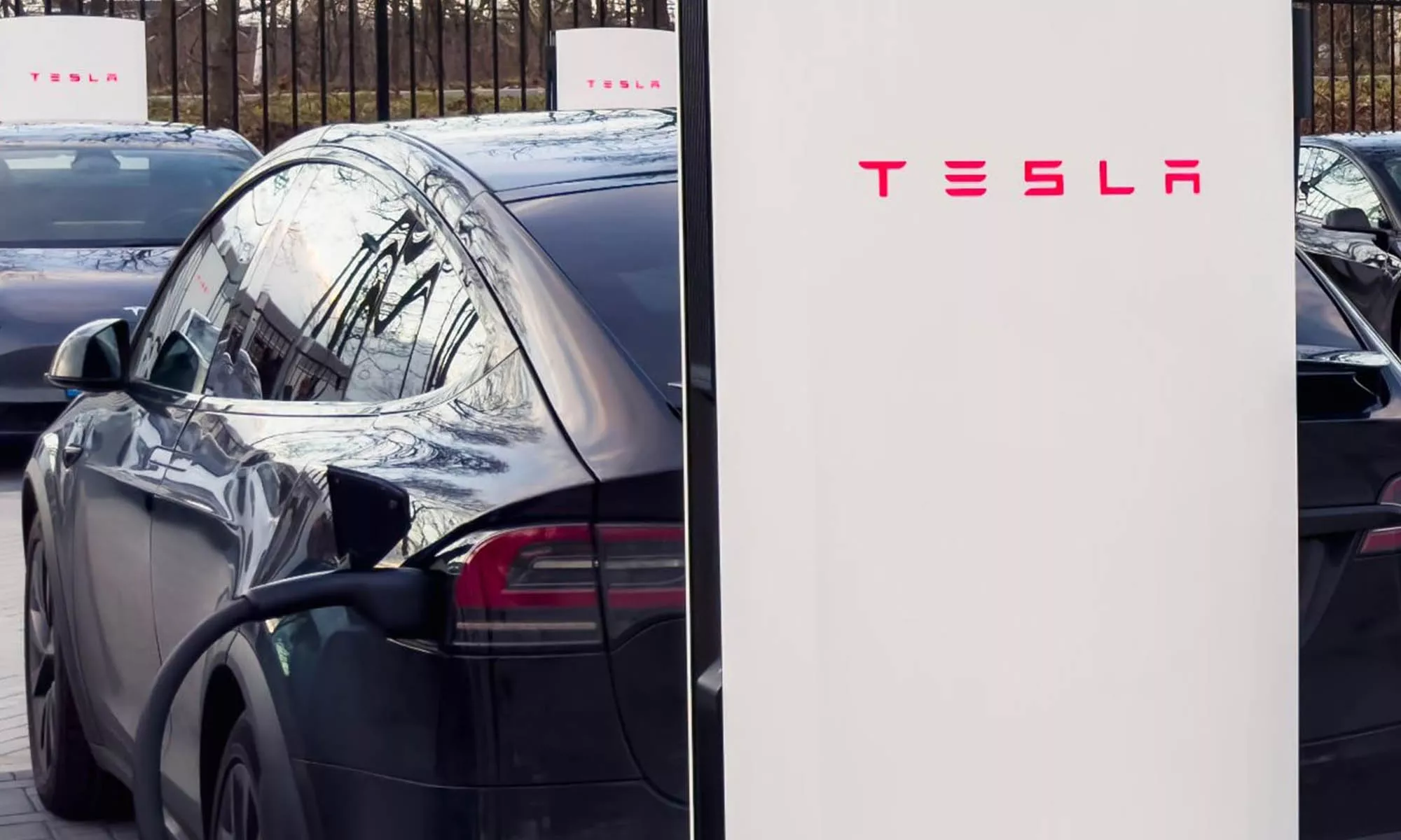 Supercargadores V4 de Tesla instalados en Tottenham, Reino Unido. 