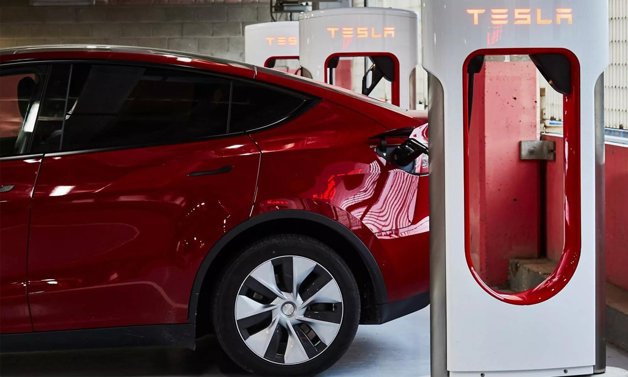 En España hay 400 supercargadores de Tesla en los que hoy recargar es totalmente gratuito. 