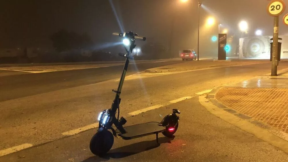 Conducir una bici eléctrica o patinete de noche puede ser peligroso si no se siguen una serie de consejos.