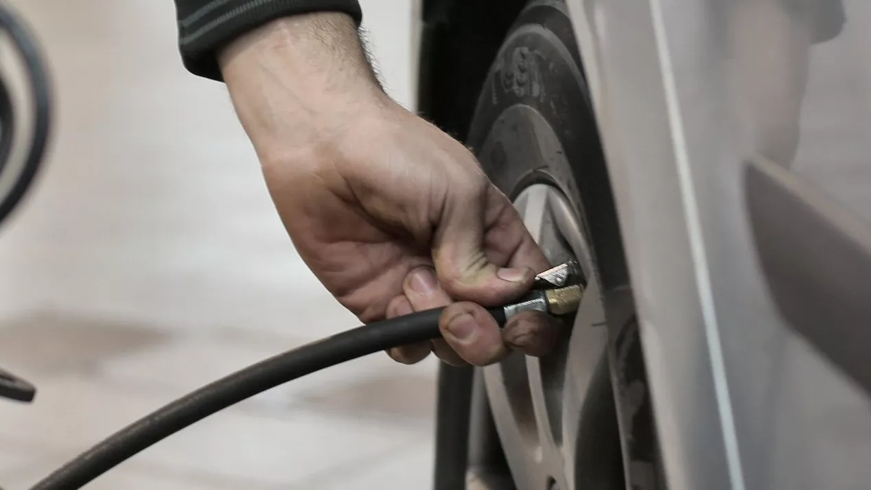 Tener los neumáticos de tu vehículo listos y bien inflados te va a permitir ir más seguro en carretera y consumir menos combustible.