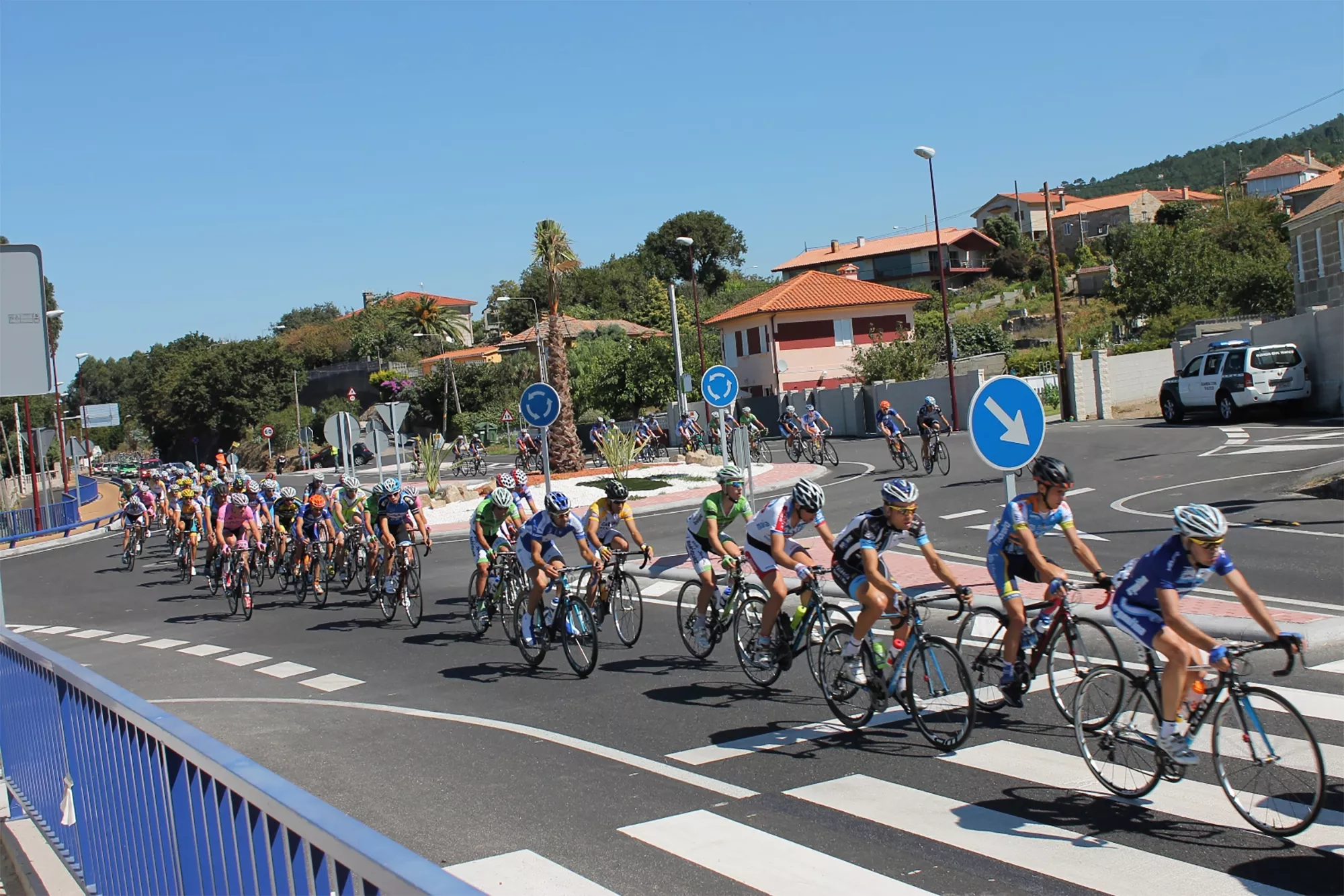 Los grupos de ciclistas en carretera y ciudad cada vez son más comunes.