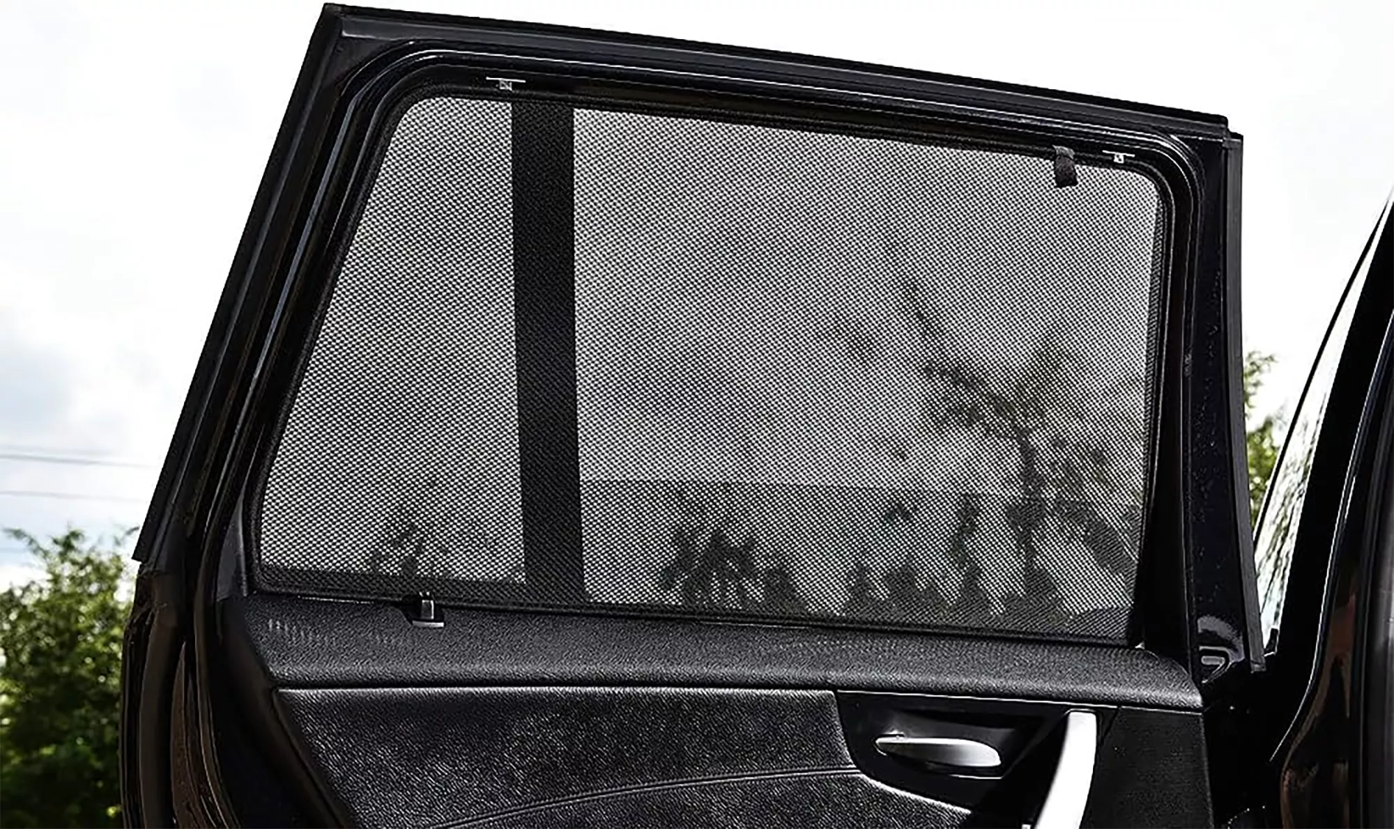 Las cortinillas solares sirven para proteger el interior del coche ante las altas temperaturas del verano.