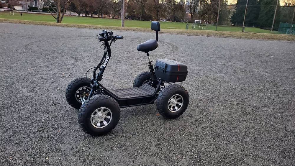 Este híbrido entre patinete eléctrico y quad permite cargar con 200 kg y remolcar un máximo de 350 kg.