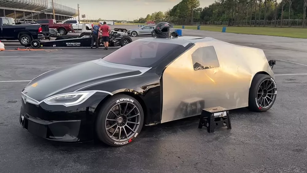 Este Tesla vaciado ha batido un nuevo récord de aceleración tras la realización de múltiples modificaciones.