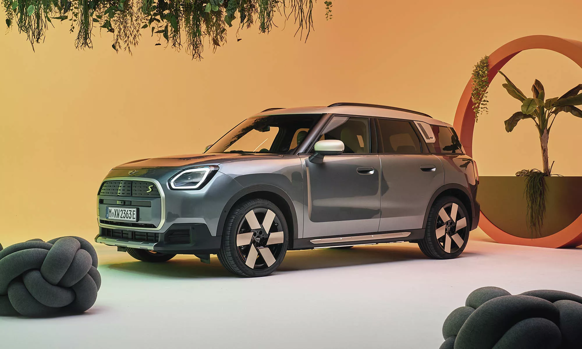 El nuevo MINI Countryman crece en todas sus dimensiones. convirtiéndose en un coche eléctrico útil para recorridos diarios y para viajes largos.