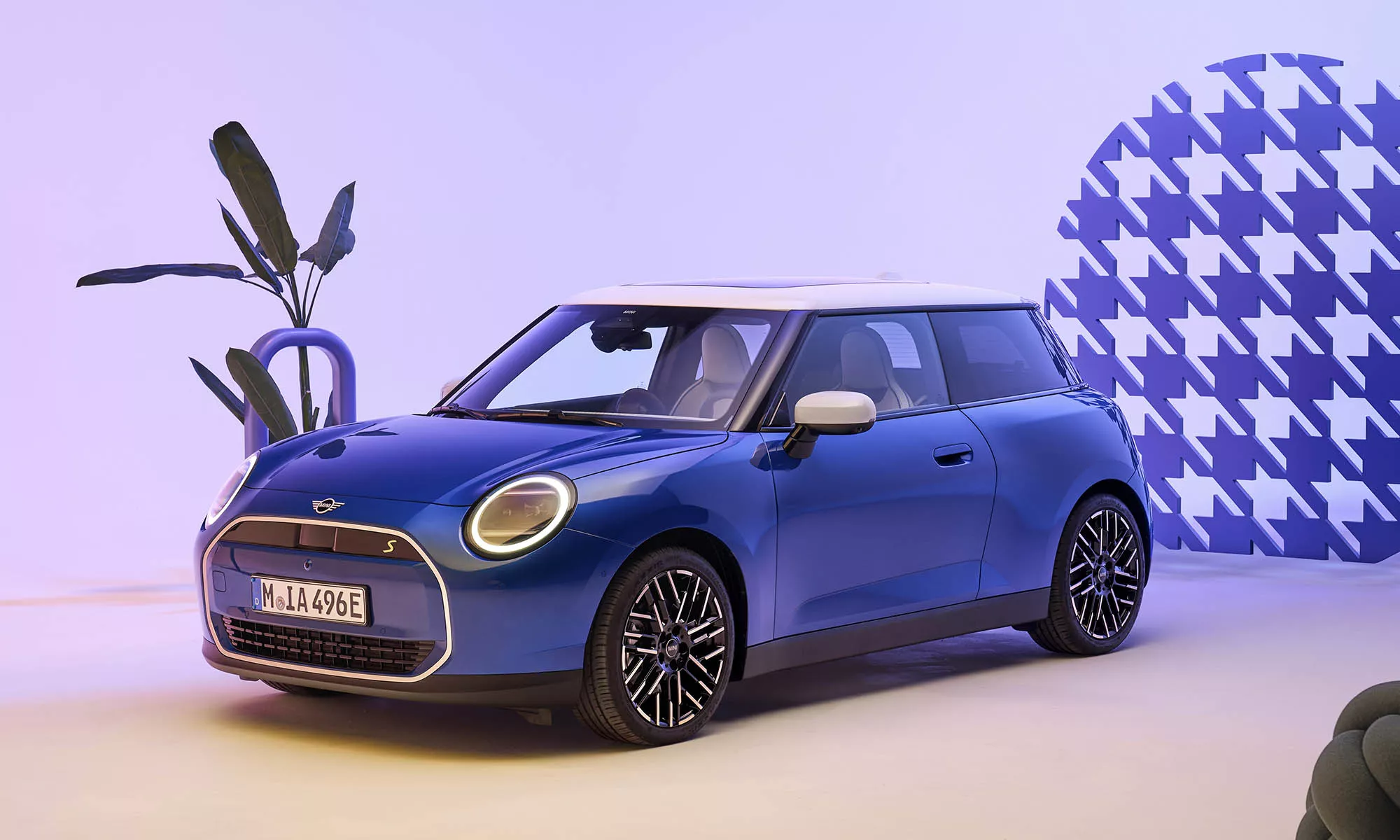 El MINI Cooper eléctrico mantiene el diseño tradicional de la marca, acompañado de las nuevas tecnologías y un espíritu minimalista.