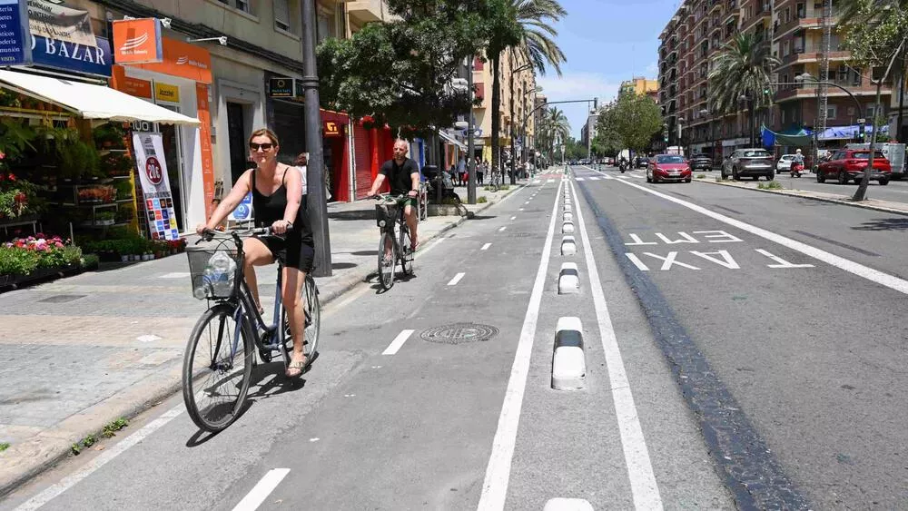 El número de bicicletas eléctricas está creciendo, en cierto modo, gracias al desarrollo de los carriles bici.