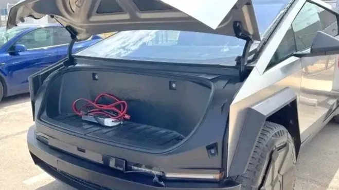 El interior del capó y el maletero permite comprender la gran capacidad de almacenamiento de la Tesla Cybertruck.