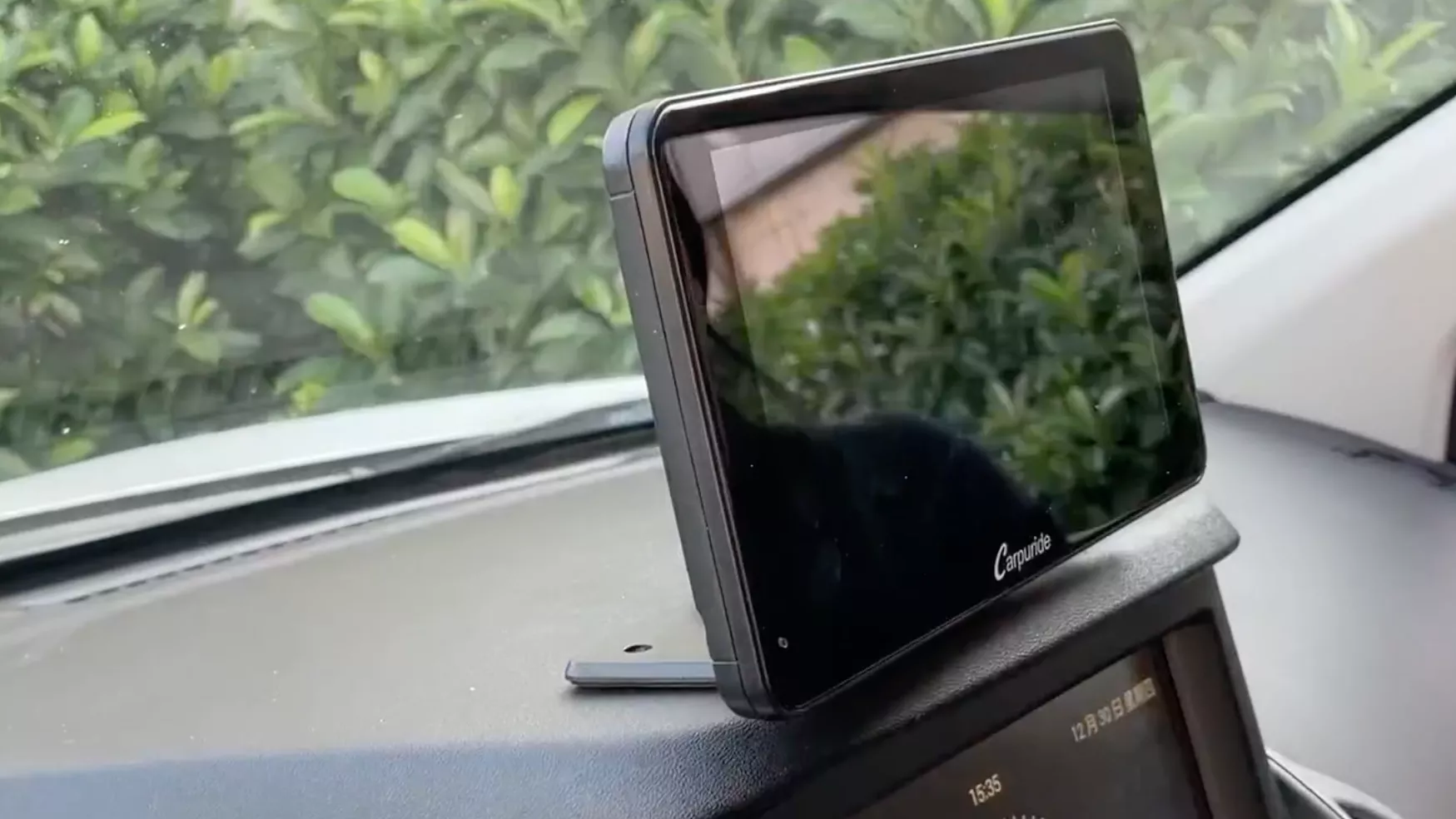 Esta pantalla se puede colocar tanto en el salpicadero como en la luna delantera con total seguridad en unos sencillos pasos.