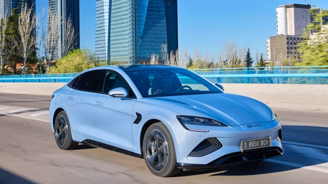 Aunque su tamaño es mayor que el de un Model 3, por precio, el Seal ataca directamente a su línea de flotación. Aunque su tamaño es mayor que el de un Model 3, por precio, el Seal ataca directamente a su línea de flotación.
