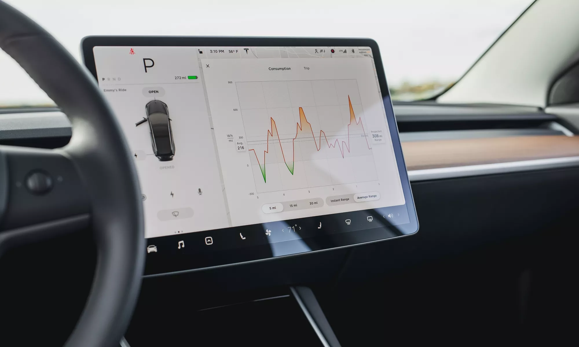 Entre la pantalla y el volante del nuevo Model 3 se pueden manejar prácticamente todas las funciones del coche, lo que elimina prácticamente todos los botones físicos.