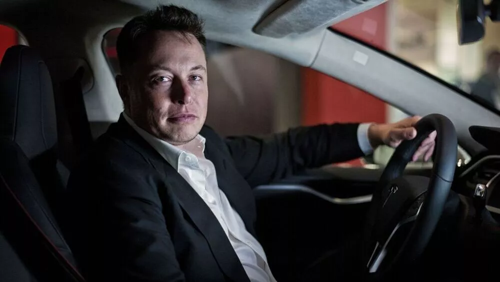 Elon Musk no será multado tras grabarse con su smartphone mientras usaba el Autopilot.
