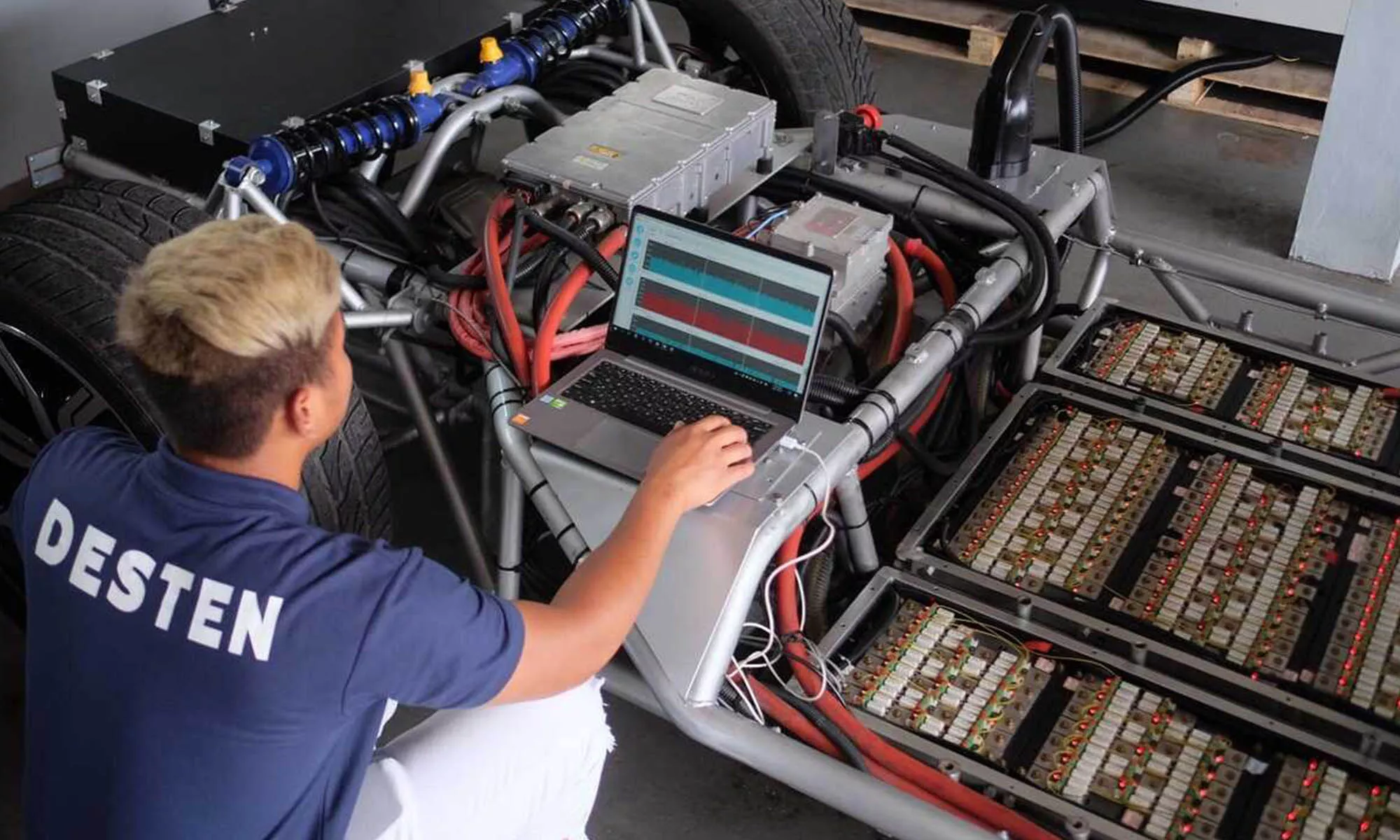 La escasez de técnicos capacitados para trabajar en vehículos eléctricos es un problema persistente en naciones como el Reino Unido.