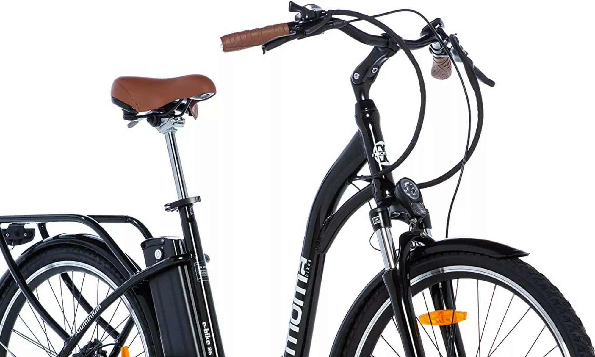 La Moma Ebike 28.3 es una bicicleta eléctrica de carácter urbano que garantiza seguridad y confort gracias a sus ruedas de gran diámetro.