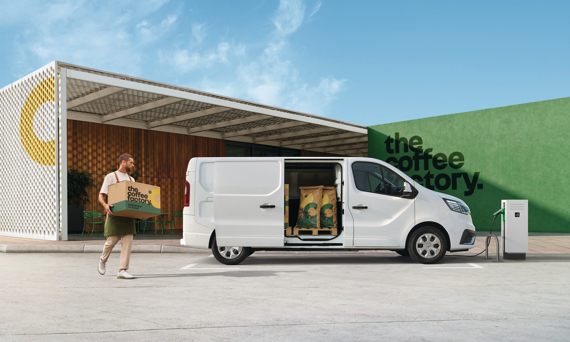 La Renault Trafic Van E-TECH es capaz de cargar más de 1 tonelada de peso.