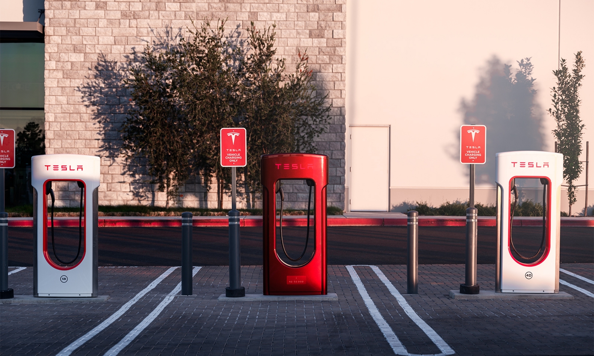 Un Supercharger especial, pintado en rojo, es el autorregalo de Tesla por su éxito.