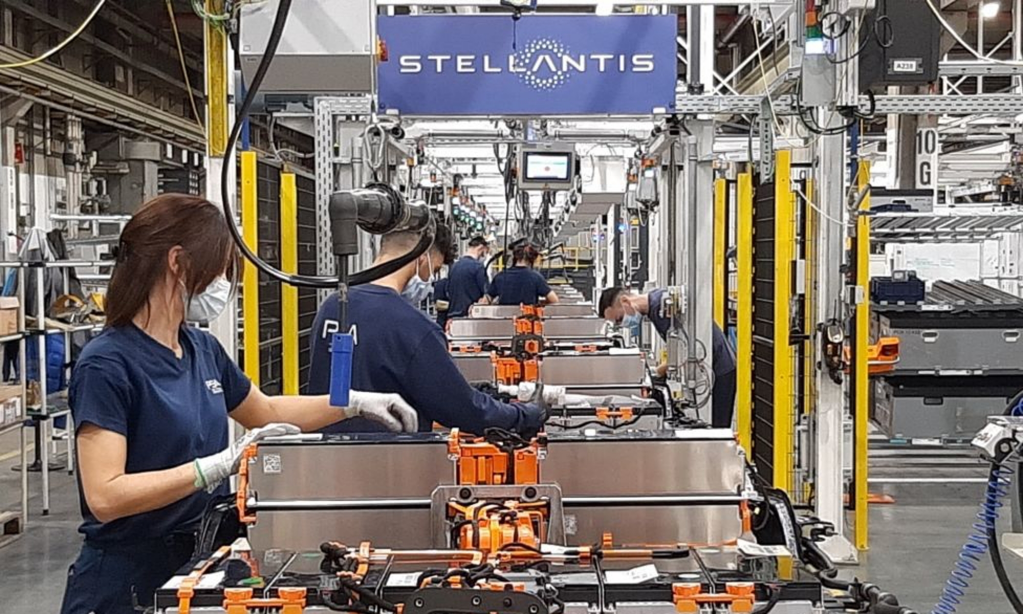 La planta de Zaragoza ya fabrica coches eléctricos de Stellantis, incluyendo un centro de baterías.