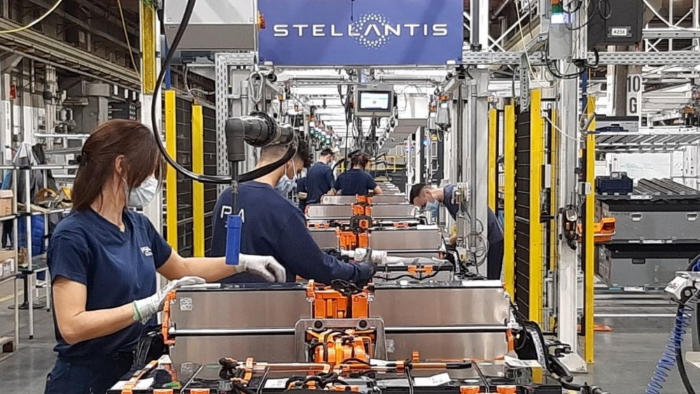 La planta de Zaragoza ya fabrica coches eléctricos de Stellantis, incluyendo un centro de baterías. La planta de Zaragoza ya fabrica coches eléctricos de Stellantis, incluyendo un centro de baterías.