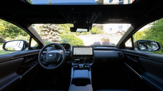 subaru solterra toyota bz4x suv electrico interior1