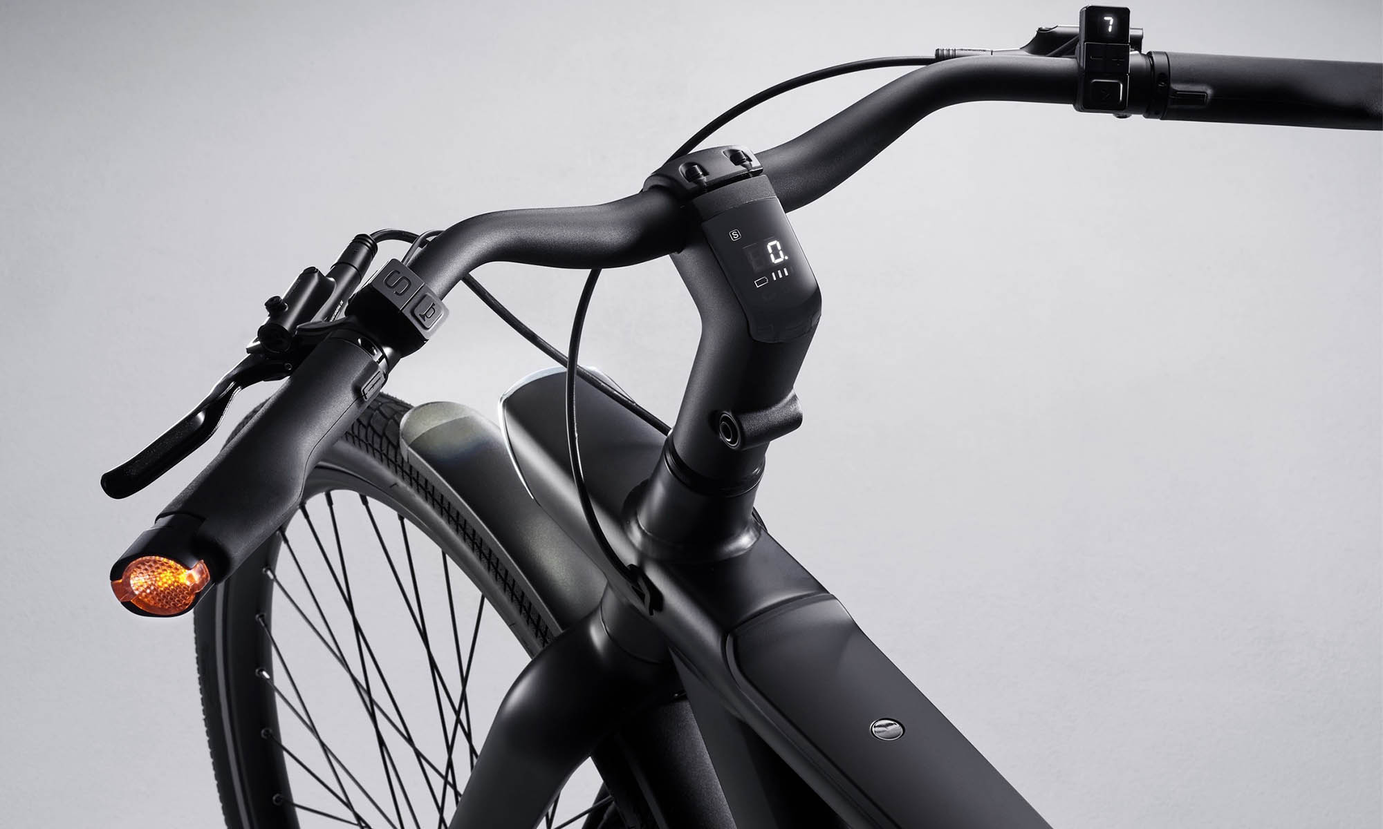 La Smalo LX2 parece una bicicleta eléctrica urbana más, pero sus ruedas y su barra superior esconden varios secretos.