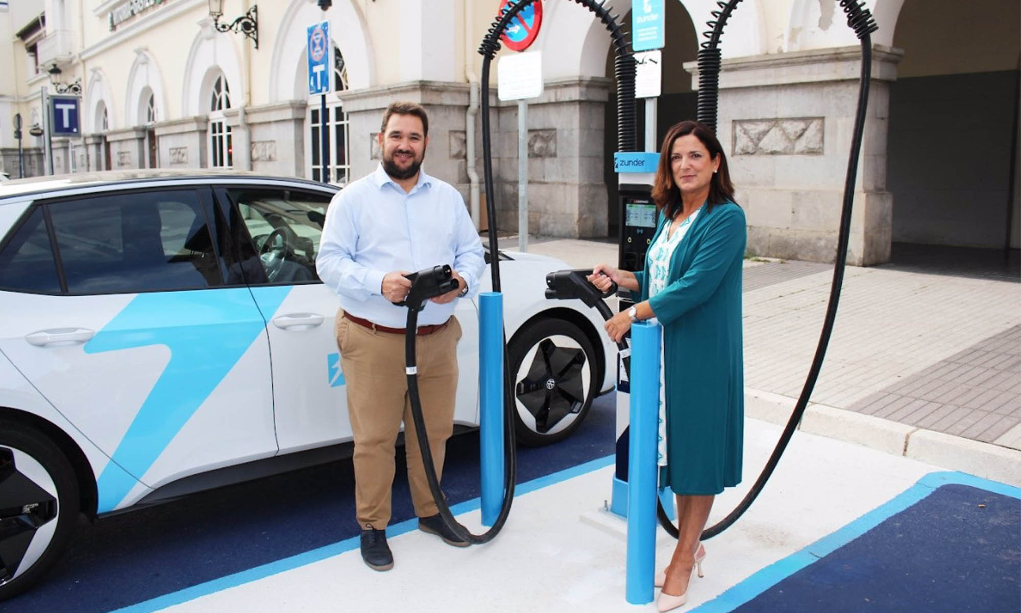 Inauguración del proyecto de electrificación de Zunder en Vitoria: Daniel Pérez, CEO de Zunder, y Beatriz Artolazabal, concejala de Espacio Público y Barrios de Vitoria.