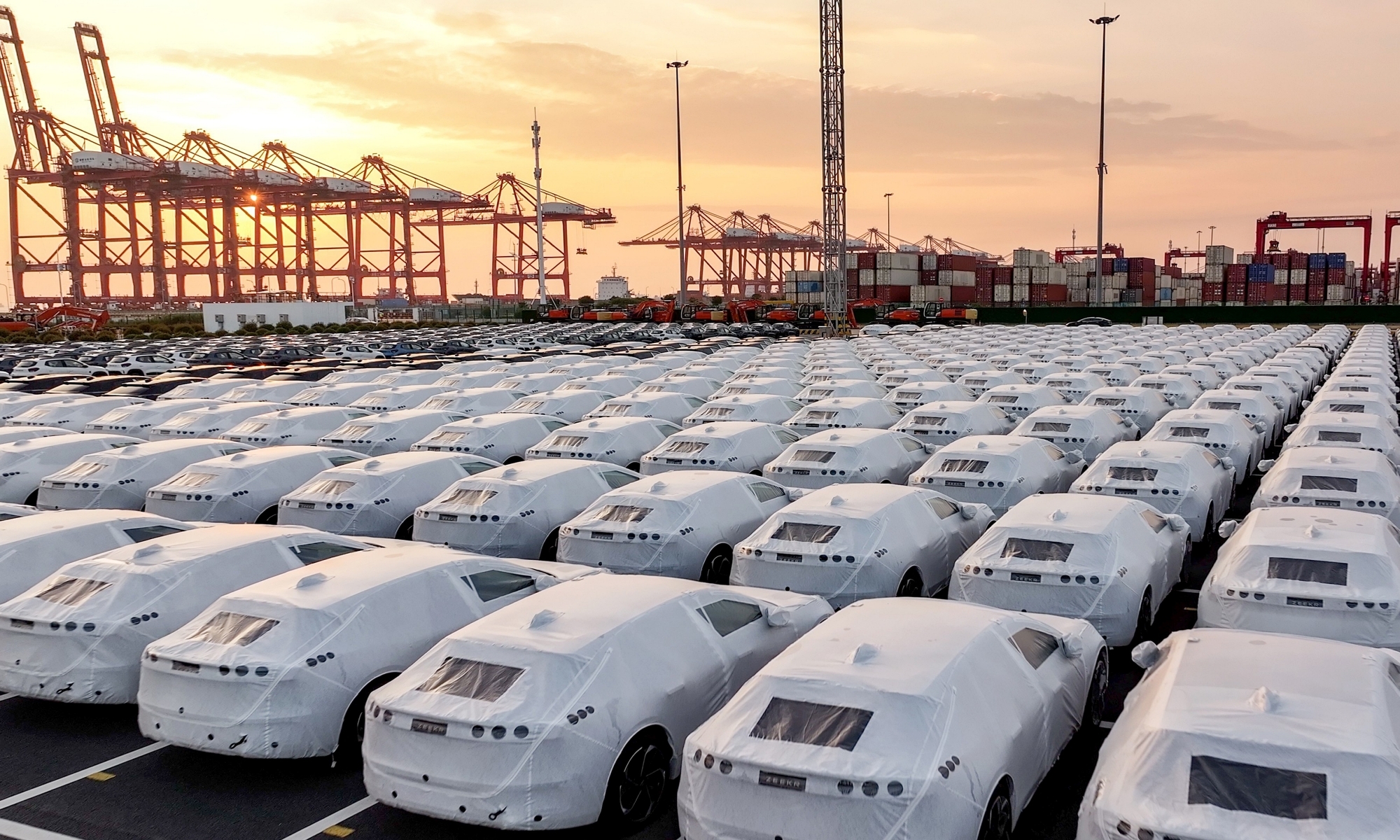 Miles de coches chinos esperan en los puertos a ser enviados a Europa.