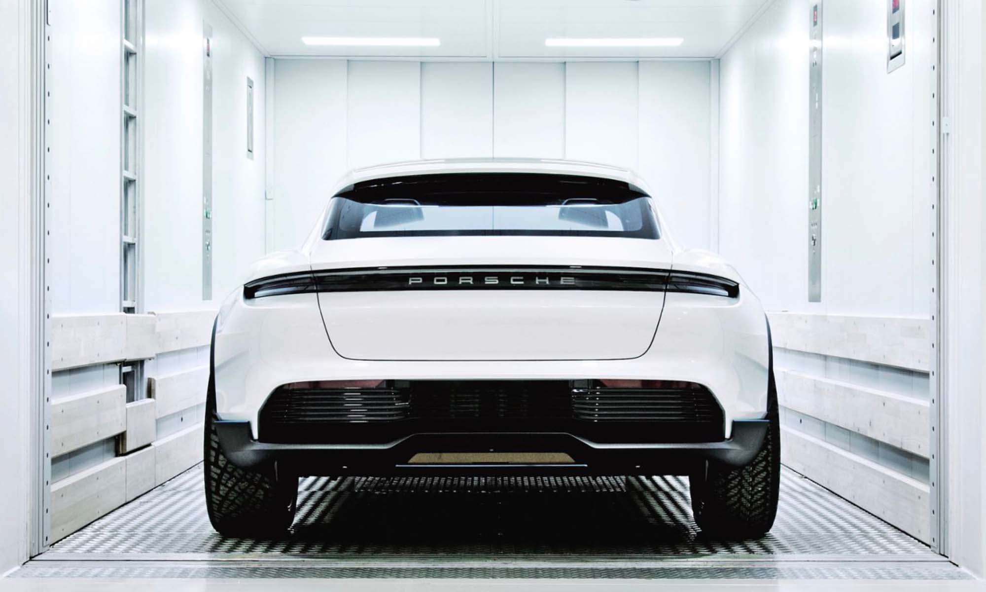 Porsche anuncia su transformación eléctrica y celebra un año exitoso en la Bolsa de Francfort.
