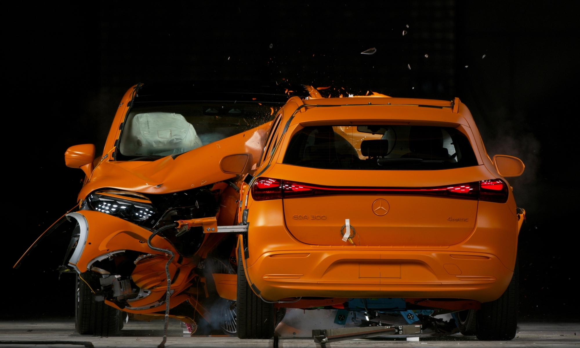 El EQA se enfrenta al Mercedes EQS SUV y sus 2.700 kilogramos de masa en vacío. 