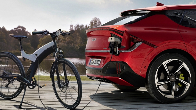 La carga bidireccional permite cargar, por ejemplo, una bici eléctrica gracias al coche. La carga bidireccional permite cargar, por ejemplo, una bici eléctrica gracias al coche.