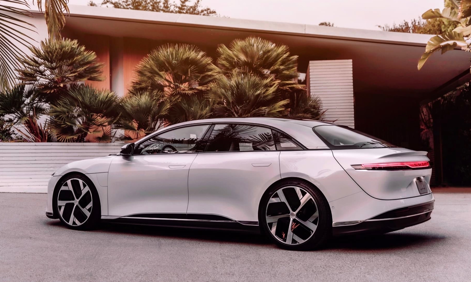 Al Lucid Air le sobra potencia, por lo que no nos extraña que sacrifique un poco en su Dream Edition para ser el eléctrico con mayor autonomía.