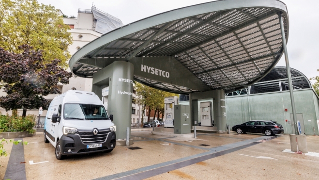 Aprovechamos para repostar en la mayor estación hidrogenera de Europa, en París.