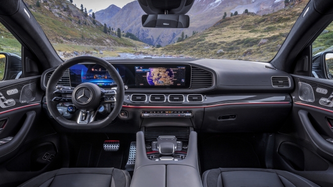 El volante Performance AMG y el sistema de sonido Burmester son de serie. La fibra de carbono, opcional.