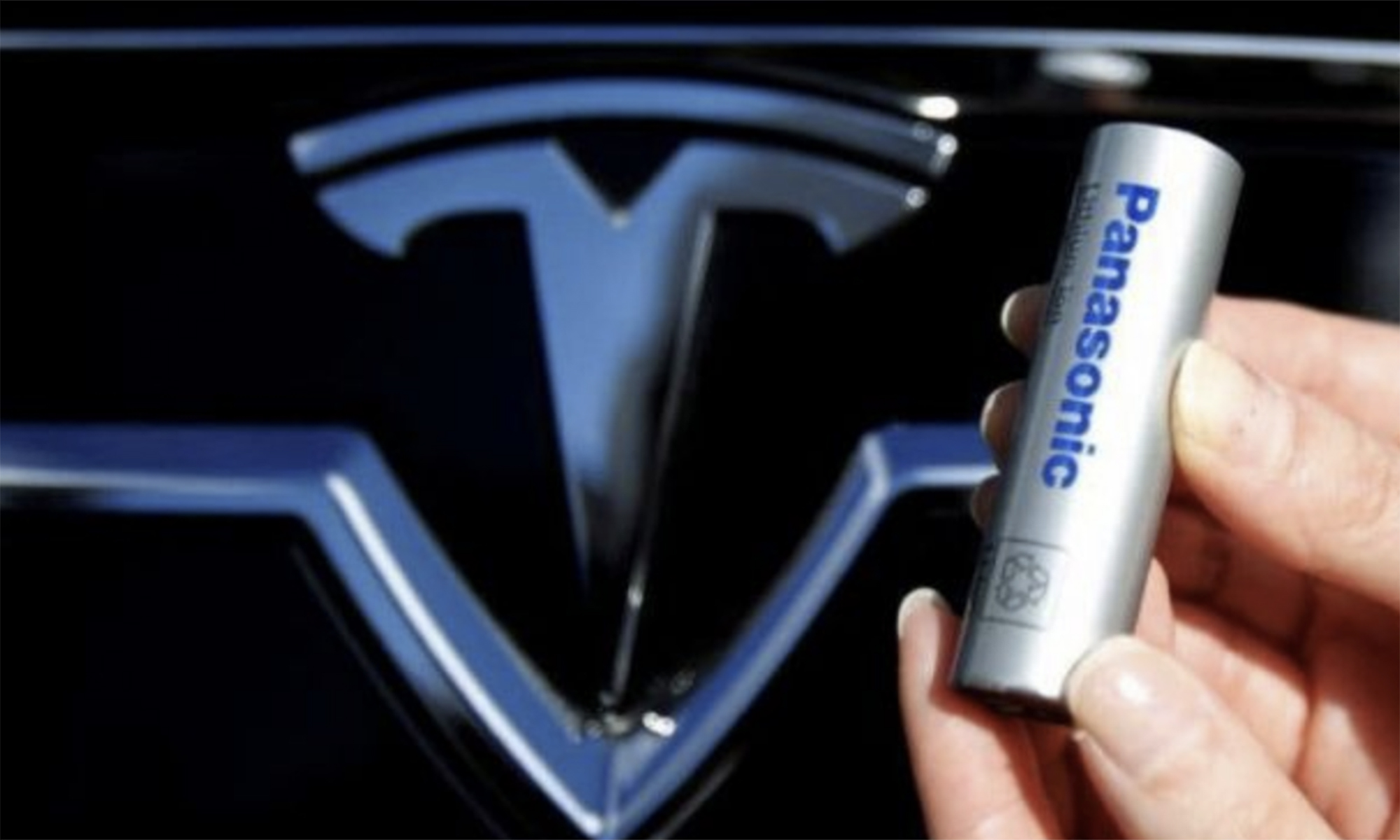 Las bajas ventas de dos coches eléctricos de Tesla obliga a Panasonic a reducir su producción de baterías.