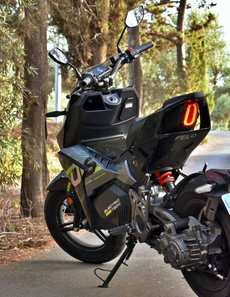 Por concepto está a medio camino entre un scooter y una moto tradicional, aunque es más cercano a la primera idea.