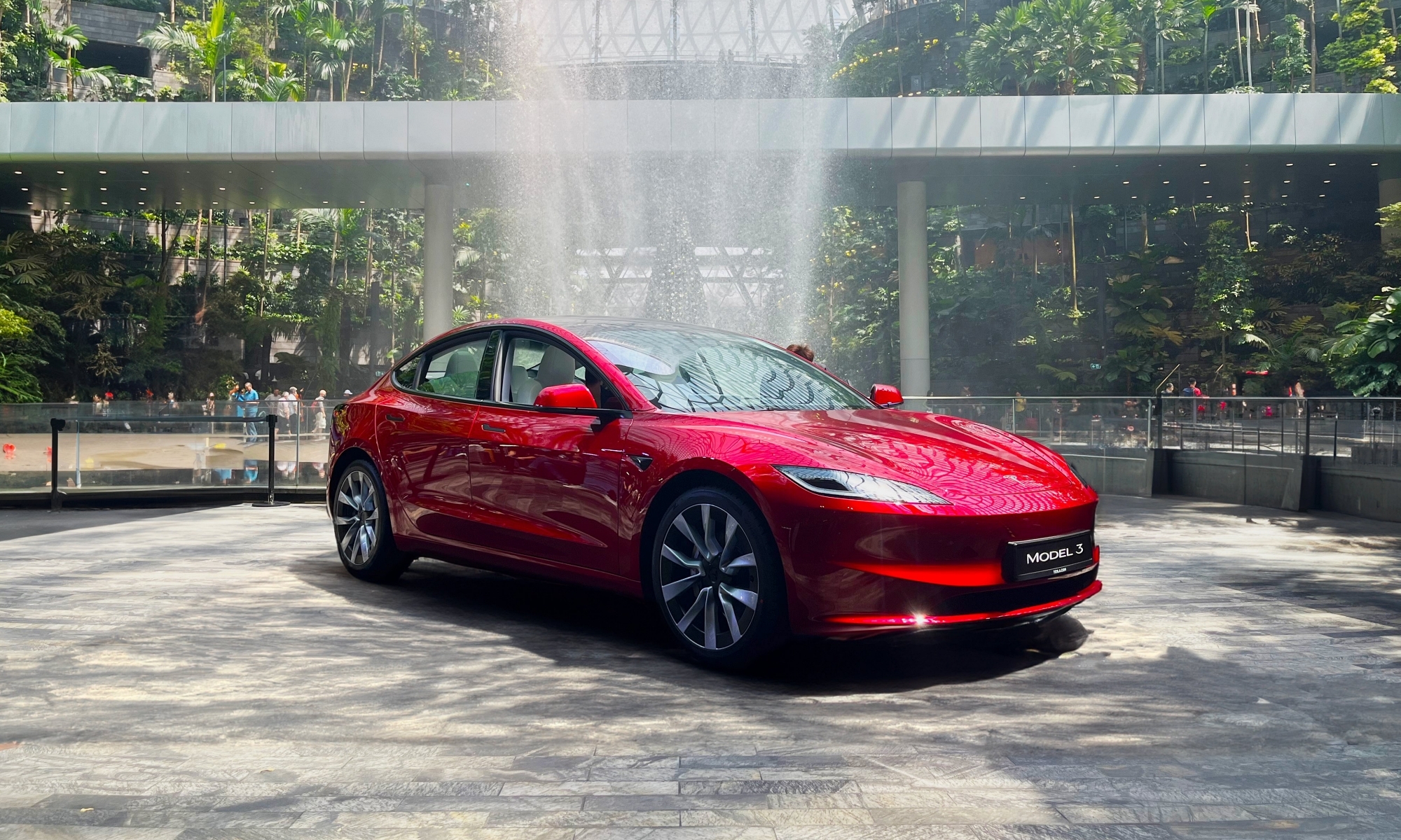 El nuevo Tesla Model 3 ha empezado su despliegue comercial por Europa.
