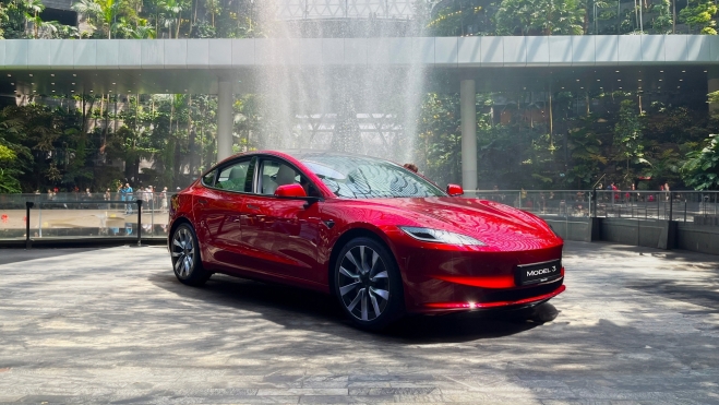 El nuevo Tesla Model 3 ha empezado su despliegue comercial por Europa.